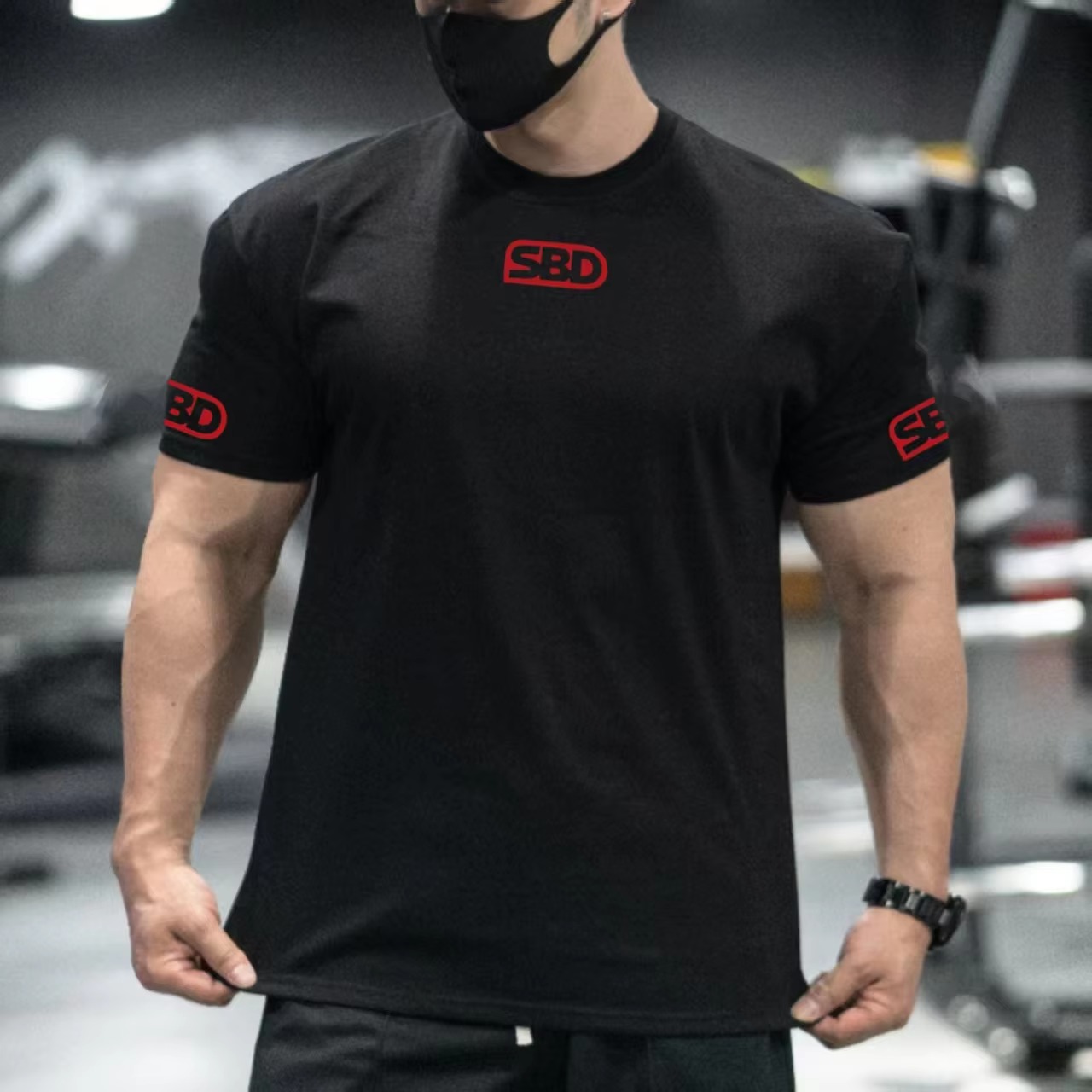 Streetwear Brand Red Logo - Czarna koszulka sportowa z grafiką marki